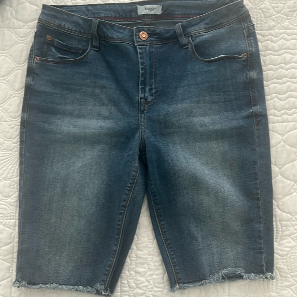 Kensie Jean Bermuda frayed shorts